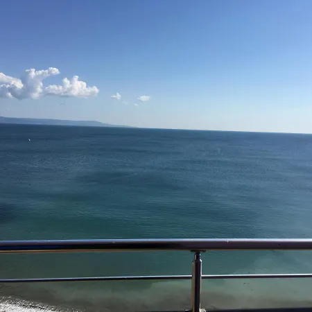 Sunny Bay פומורי